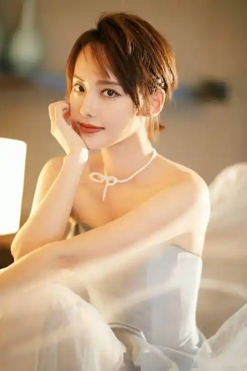 张嘉倪最新写真曝光,美貌与智慧并存,这谁顶得住的魅力女神!