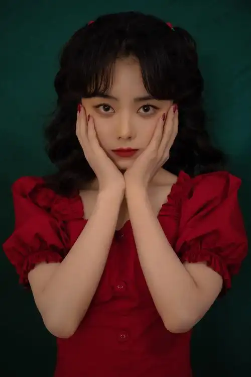 谭松韵身穿大红色泡泡袖短裙 复古优雅宛如可爱洋娃娃