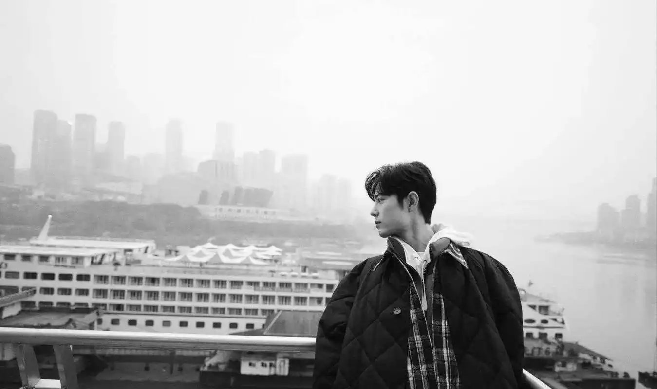 肖战朝天门码头 "落日归山海,山海藏深意."在所有和日落有 - 抖音