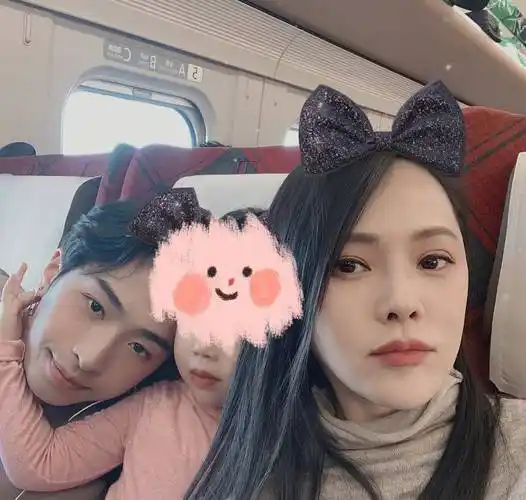 伊能静晒与秦昊恩爱合照,发文:2022第一吻,不小心亲到变形_老公_因为