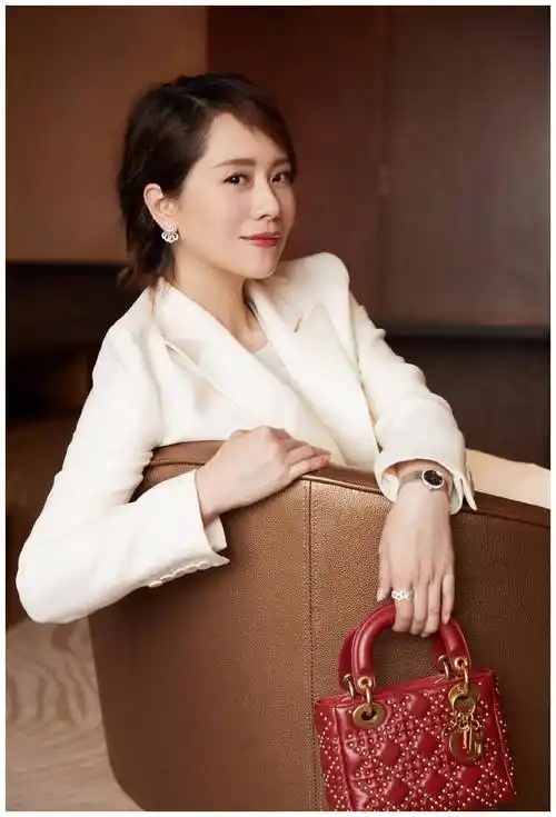 原创42岁海清换新造型一袭黑色西服套装内搭白t恤帅气干练