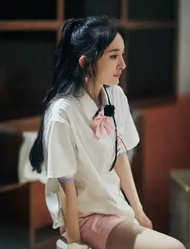 不愧是"带货女王",杨幂在《密逃》里的初秋穿搭,又美到我了