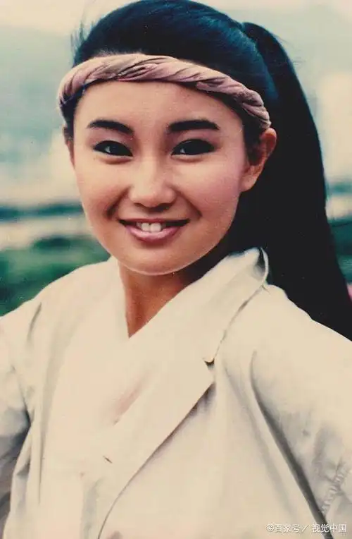 张曼玉年轻的时候在香港真的是容貌不出众,但是随着岁月反而有一种