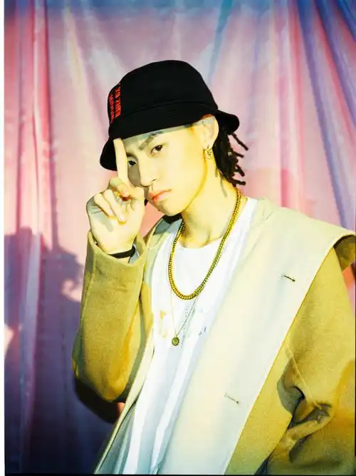 小鬼,本名王琳凯,1999年5月20日出生于福建省,中国内地嘻哈说唱男歌手