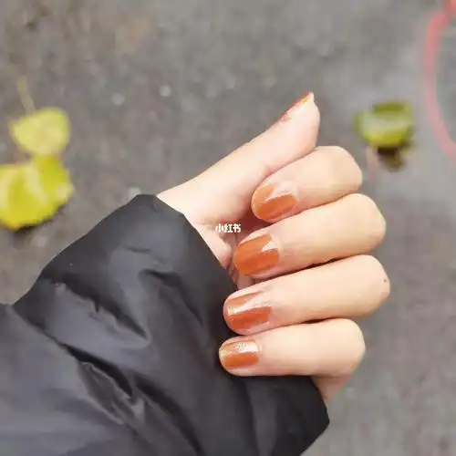 美甲适合秋天的颜色