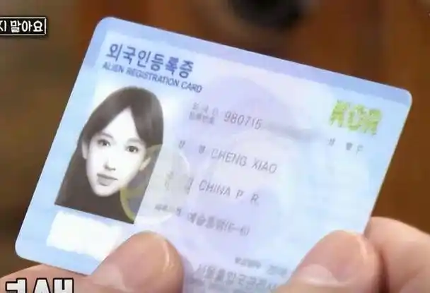 这个女孩的证件照真是惊艳,比那些大片还抢眼呢!