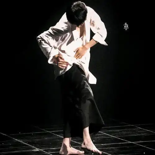 王一博赤脚跳舞,这次居然没有唱歌,回归舞者的他更吸引人-安家网