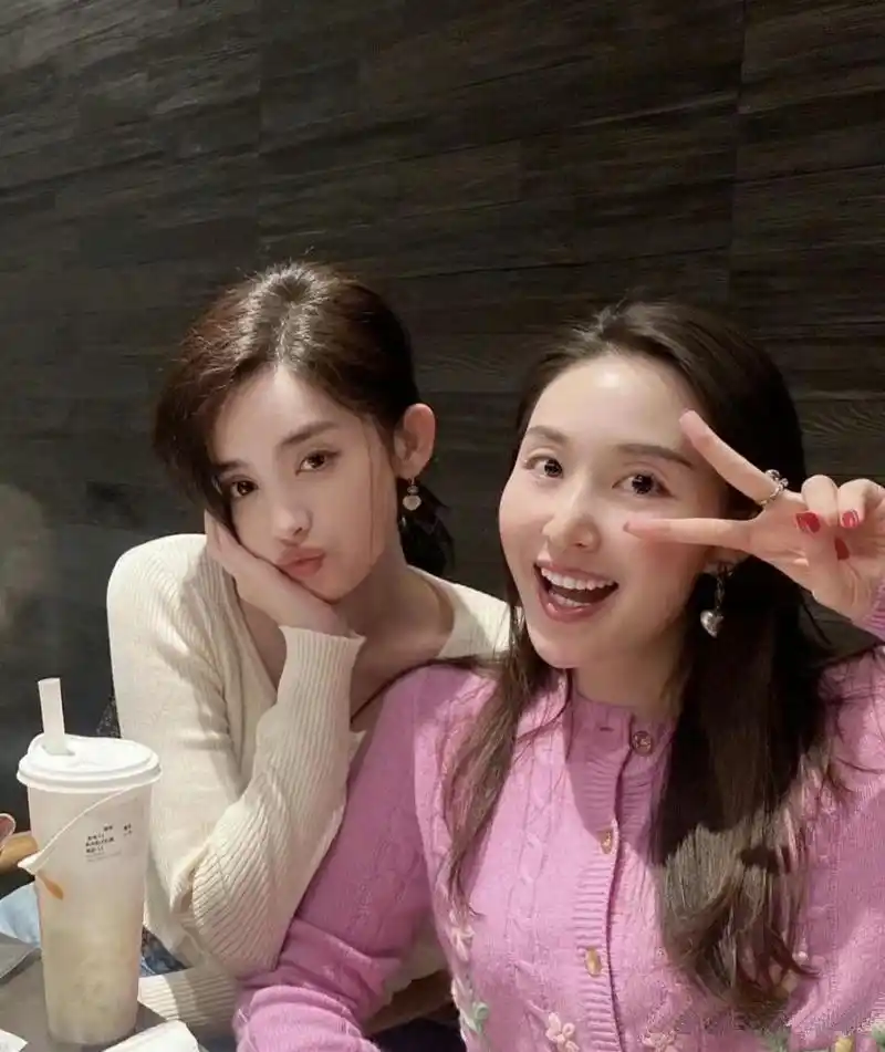 古力娜扎和姐姐长得各有各的美,妈妈也非常美丽,这都是基因的神奇作用