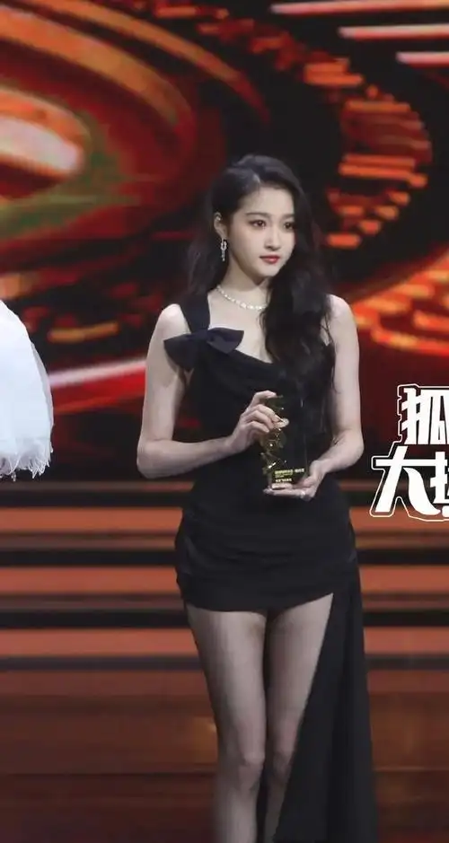 魅力无限关晓彤的时尚黑色长裙礼服