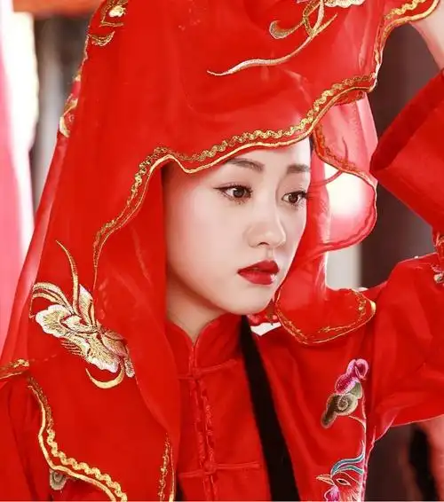 原创古装新娘掀起红盖头杨幂娇羞热巴美艳动人最经典的是她