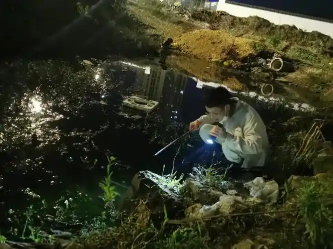 有空带你去体验下晚上做完核酸就马不停蹄的带我钓龙虾去了,不,不对