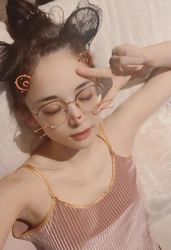 娜扎玩自拍比耶灵动俏皮