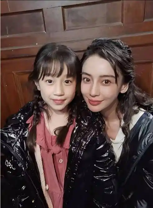 小演员称赞baby人美心善,爆料小海绵重情重义,喜欢与人分享_杨颖_徐艺