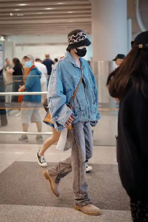 白敬亭回国啦牛仔外套搭配针织渔夫帽造型满满的清爽少年感