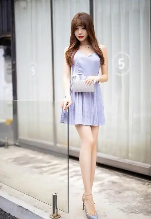 小姐姐穿淡紫色吊带裙清新自然美丽动人