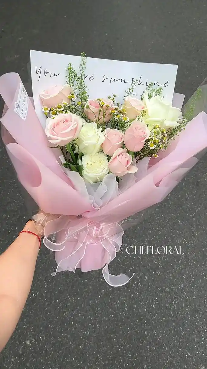 白玫瑰和粉玫瑰的组合是浪漫的天花板