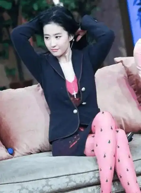 刘亦菲膀大又腰圆算不算顶级美人?看看她和杨幂的合照你就有答案