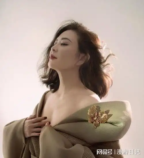 关之琳最新封面写真, 不单高贵大方, 又凸显曼妙多姿妩媚动人身姿