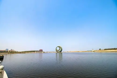 月亮湖公园真没有什么玩的就是看看风景吧这里面对面有一个小区环境不