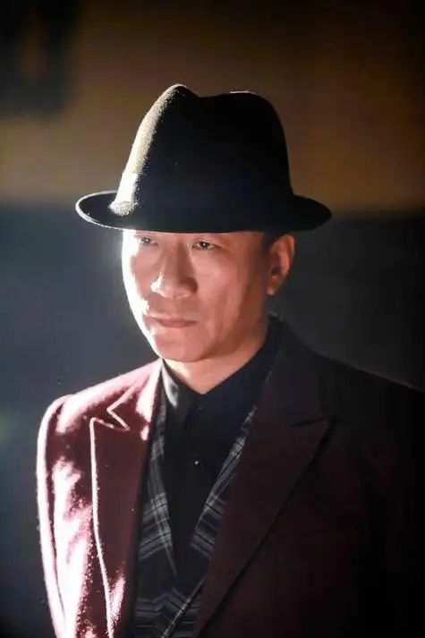 1997年大学毕业时,恰逢中国青年艺术剧团招收新人,孙红雷的老师看好他