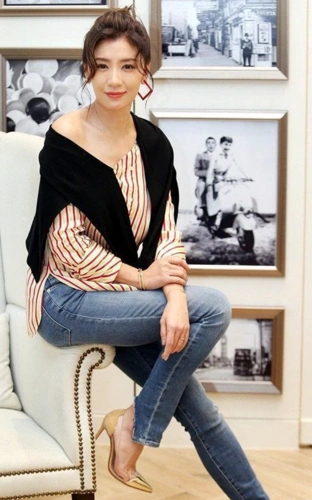 这张照片里贾静雯把上衣和下面的牛仔裤合在一起,还是那么简单的服装