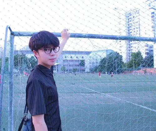 在校园里偶遇学长