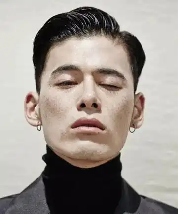 男生二八分偏分油头发型,发型的纹理特色因为油头的原因,不是特别明显