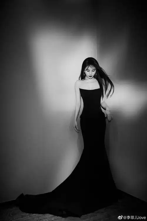 李菲儿最新写真,展现独特魅力|李菲儿|礼服裙|齐刘海_新浪新闻