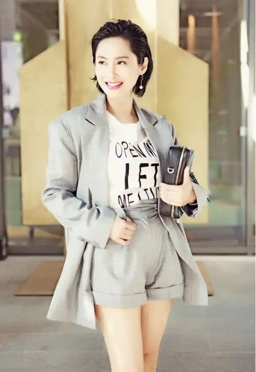 朱茵美貌有冻龄感穿时髦西装气质依旧古典有仙子韵味