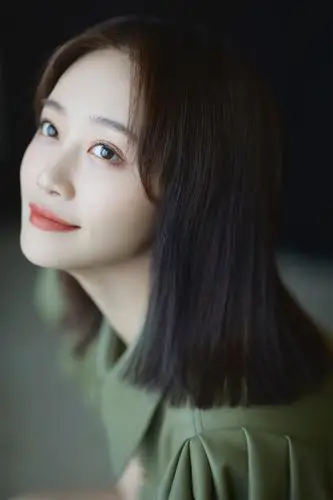 蓝盈莹身着绿色连衣裙搭配宽腰带亮眼吸睛