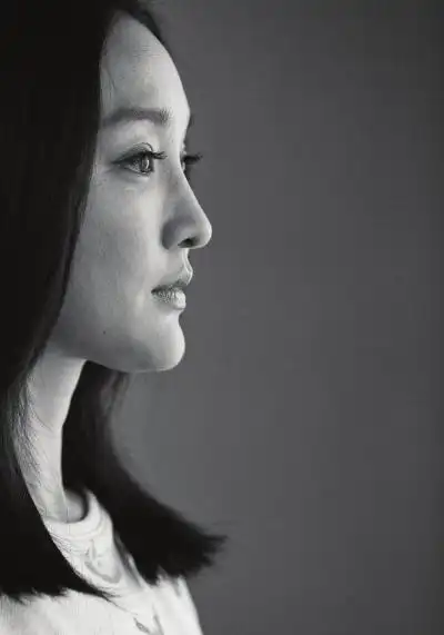 44岁周迅近照,皮肤有些松弛,烟不离手