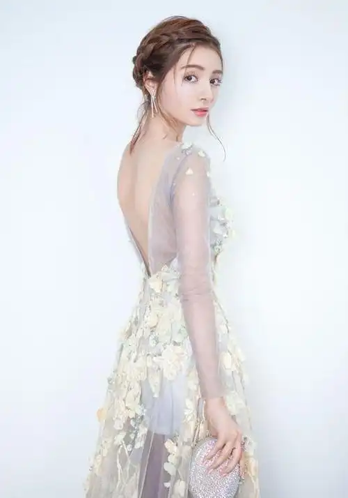 麦迪娜:有着异域风情的脸庞,纯真与明艳杂糅,性感撩人