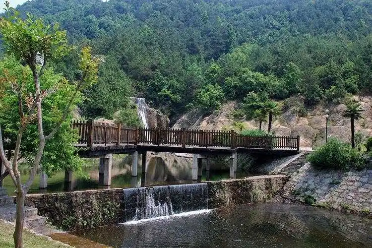 湖北一景区,被称武汉"小九寨沟",距市中心50公里