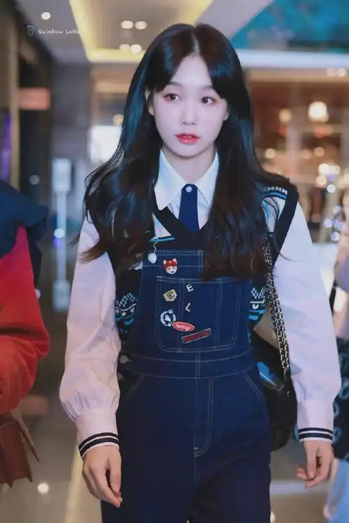 徐梦洁今日上班饭拍图释出 俏皮乖巧的学生风,软妹可爱
