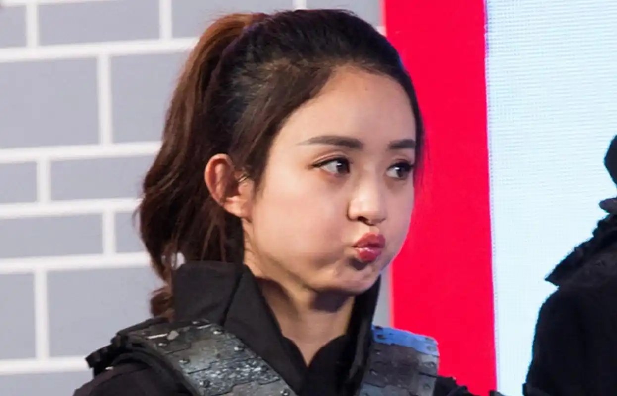 明星嘟嘴你最爱谁?赵丽颖萌,热巴美,网友:那谁你嘟过头了!__凤凰网