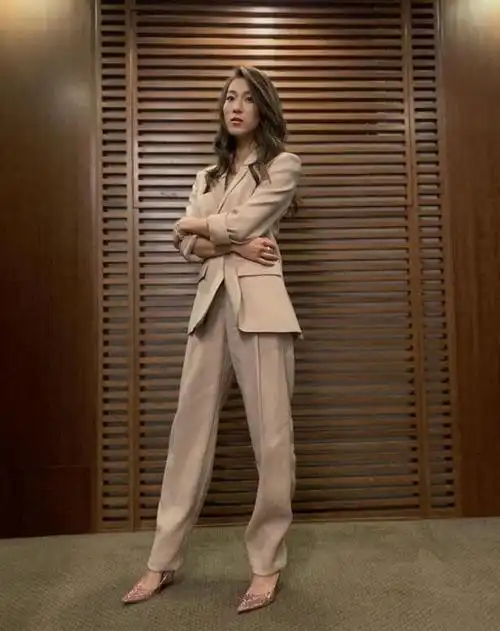 钟嘉欣穿衣这么高调长西装里面配透视内搭丝绒裤显得成熟稳重