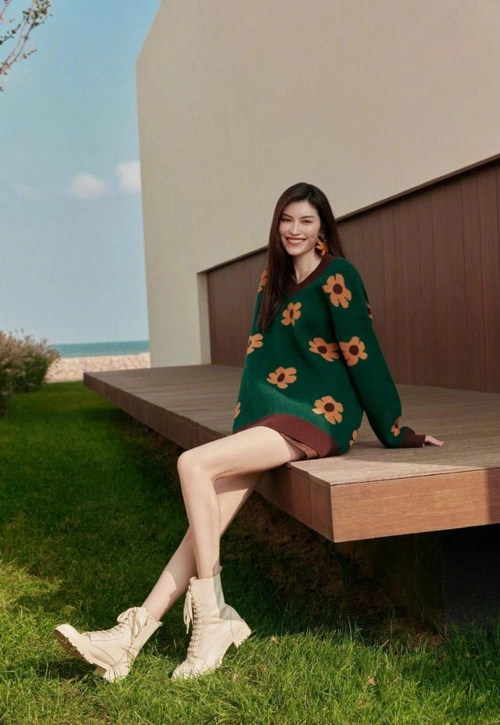 何穗靠穿搭也能出圈,穿白色大衣配阔腿裤真高级,单靠气质就赢了_腾讯