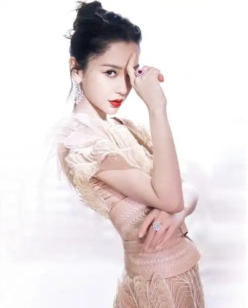 baby惊艳时尚盛典花瓣鱼尾裙太妩媚不愧是颜值天花板