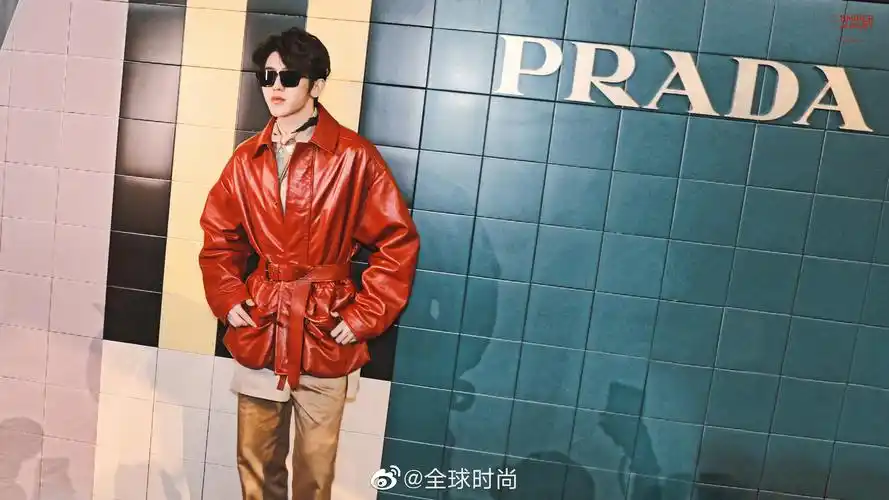 蔡徐坤红色皮衣# 蔡徐坤身着红色皮衣夹克… - 堆糖,美图壁纸兴趣