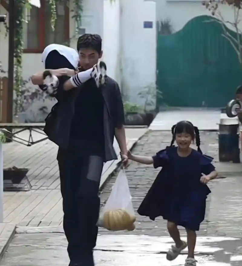 杨洋抱孩子vs魏大勋抱孩子,细节见人品
