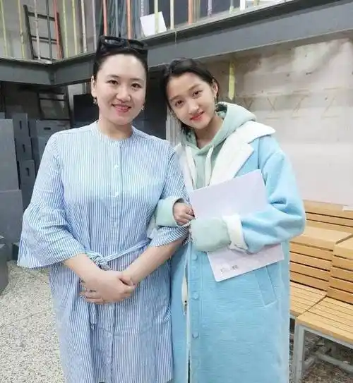 关晓彤北影校服参加期末考试始终保留小心机大长腿无处不在_同学_一身