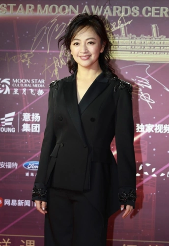 "妈妈辈"的罗海琼,化淡妆不显老,穿西服套装也有温柔感