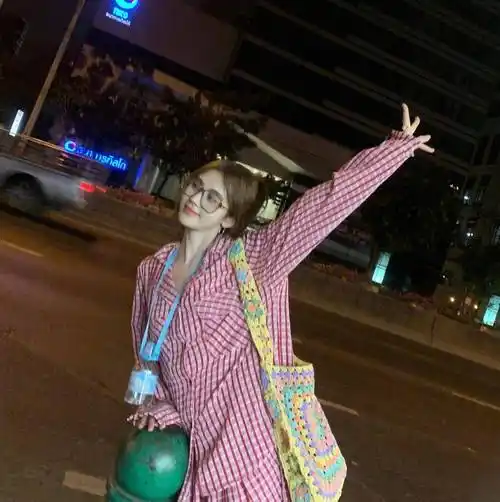 鞠婧祎晒私照,夏日清凉吊带穿搭可爱娇俏,又美又撩!