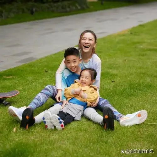 陈小春儿子hoho留长发被误认女孩惹议,背后原因让人感动