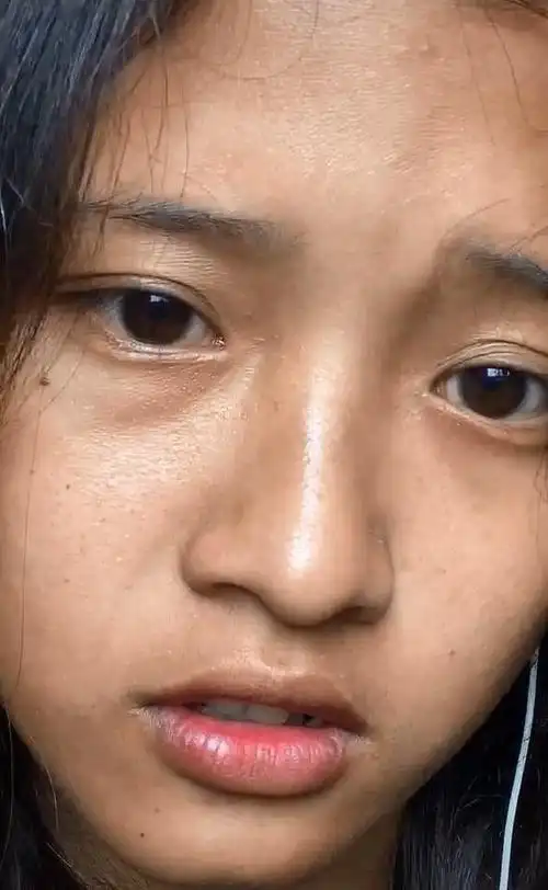 抖音最丑素颜女孩走红,五官出奇美,网友:和网红只差化妆品