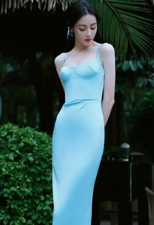 迪丽热巴一袭蓝色多巴胺抹胸裙如明艳动人海洋公主发光蓝宝石