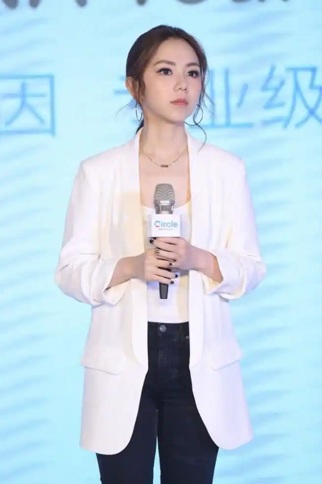 邓紫棋是瘦了多少?穿上牛仔裤竟然穿出了大长腿,也太细了!