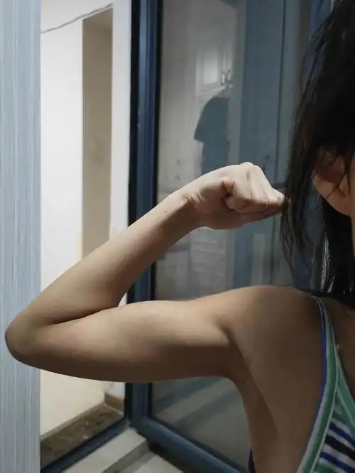 8岁小女生的小肌肉