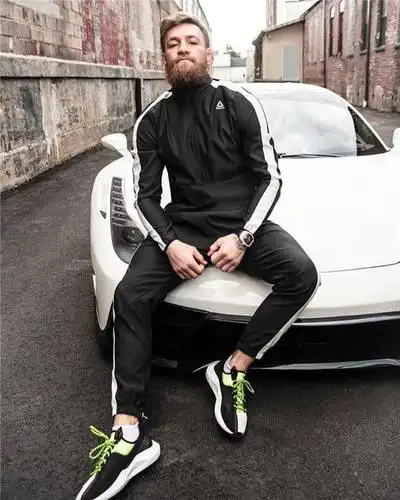 有钱就是奢侈!ufc嘴炮身穿数百万行头,现身名气庞大酒厂参观