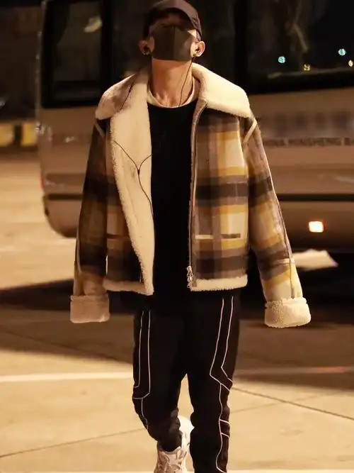 易烊千玺帅气又乖巧亮黄色外套配上一头顺毛回归校园清爽少年